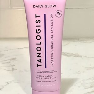 Tanologist Daily Glow Hydrating Gradual Tan Lotion Medium to Dark.